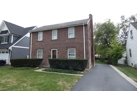 33 E Woodworth Pl, Roselle, IL 60172