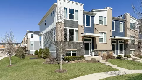 3 S598 Everton Dr, Warrenville, IL 60555