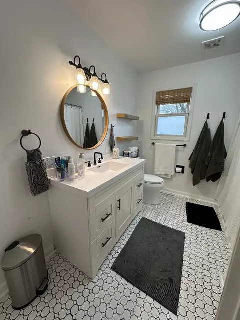 Bath - 249 N Commerce St, Seneca, IL 61360 photo 3 of 4