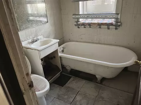 Bath - Undisclosed, Chicago, IL 60621 photo 1 of 2