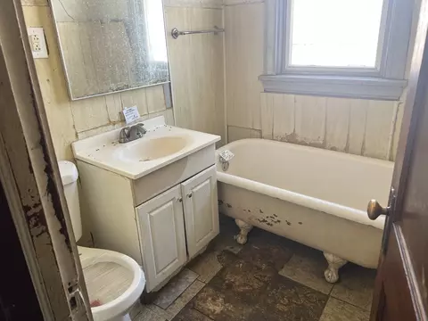 Bath - Undisclosed, Chicago, IL 60621 photo 2 of 2