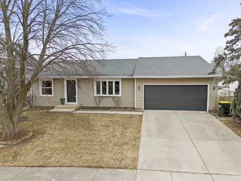 850 W Pine Ave, Roselle, IL 60172