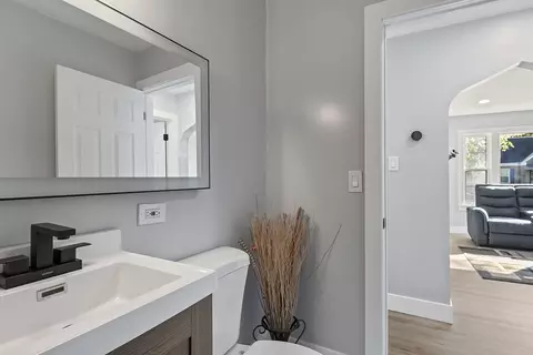 Bath - 264 E 142nd Pl, Dolton, IL 60419 photo 2 of 7