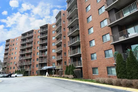 1 Bloomingdale Pl #219, Bloomingdale, IL 60108
