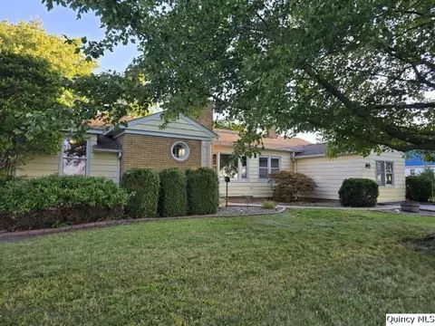 825 Augusta Rd, Carthage, IL 62321 photo 1