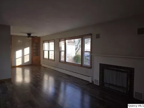 825 Augusta Rd, Carthage, IL 62321 photo 4
