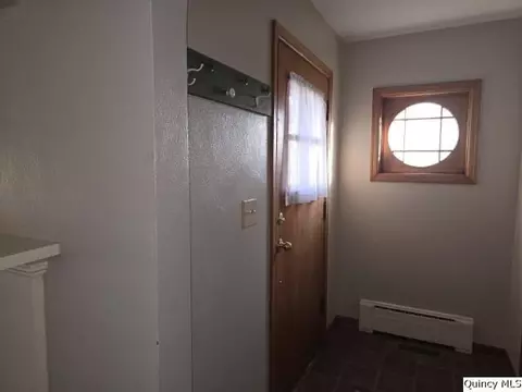 825 Augusta Rd, Carthage, IL 62321 photo 2