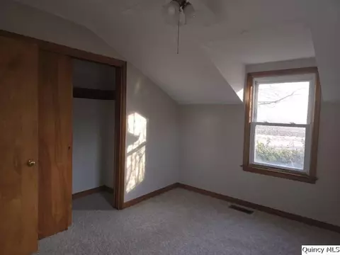 825 Augusta Rd, Carthage, IL 62321 photo 9
