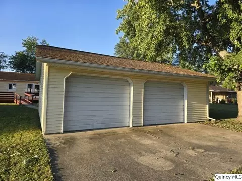 825 Augusta Rd, Carthage, IL 62321 photo 24