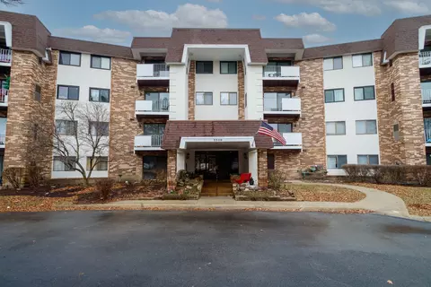 3300 N Carriageway Dr #202, Arlington Heights, IL 60004