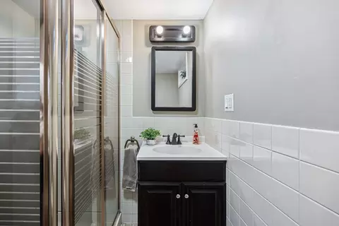 Bath - 5824 Prospect Ave, Berkeley, IL 60163 photo 3 of 3