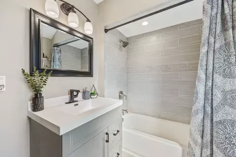 Bath - 5824 Prospect Ave, Berkeley, IL 60163 photo 1 of 3
