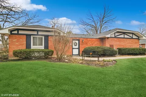 4 Dunbar Ln, Rolling Meadows, IL 60008