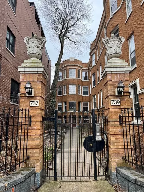737 W Brompton Ave #2C, Chicago, IL 60657