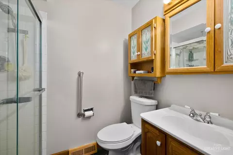 Bath - 4005 Winston Dr, Hoffman Estates, IL 60192 photo 2 of 3