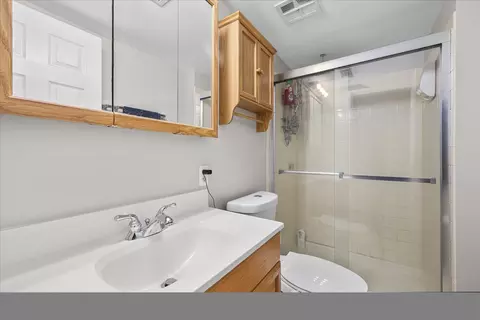Bath - 4005 Winston Dr, Hoffman Estates, IL 60192 photo 3 of 3