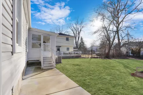 Exterior - 1110 Fischer St, Wheaton, IL 60189 photo 2 of 7