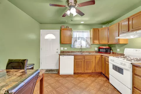 Kitchen - 1261 Getzelman Dr #C, Elgin, IL 60123 photo 1 of 2