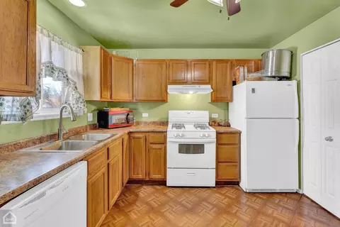 Kitchen - 1261 Getzelman Dr #C, Elgin, IL 60123 photo 2 of 2