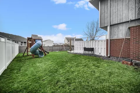 Exterior - 704 Edgewater Dr, Minooka, IL 60447 photo 5 of 7