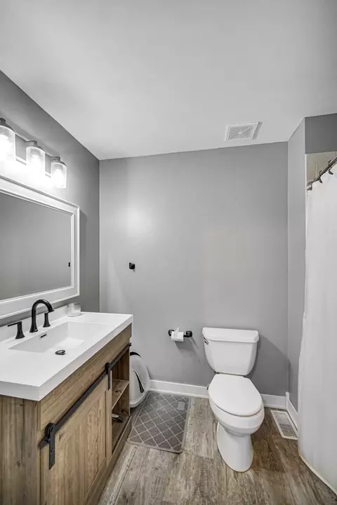Bath - 704 Edgewater Dr, Minooka, IL 60447 photo 2 of 3