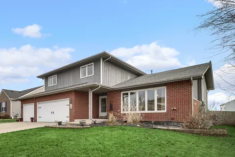 Exterior - 704 Edgewater Dr, Minooka, IL 60447 photo 2 of 7