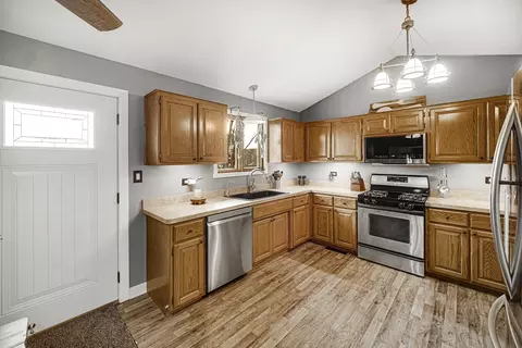 Kitchen - 704 Edgewater Dr, Minooka, IL 60447 photo 2 of 2