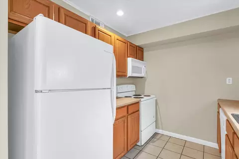 Kitchen - 2003 S Mattis Ave #E, Champaign, IL 61821 photo 2 of 5