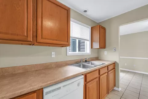 Kitchen - 2003 S Mattis Ave #E, Champaign, IL 61821 photo 4 of 5