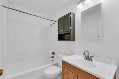 Bath - 2003 S Mattis Ave #E, Champaign, IL 61821 photo 1 of 1