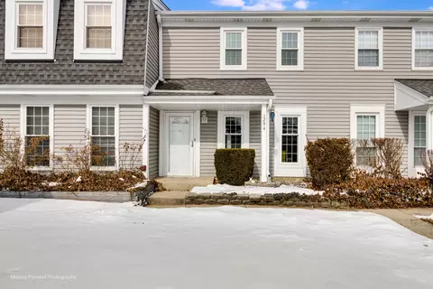 1294 Downing St, Roselle, IL 60172