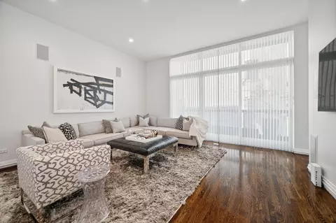 Living - 1017 N Dearborn St, Chicago, IL 60610 photo 1 of 8