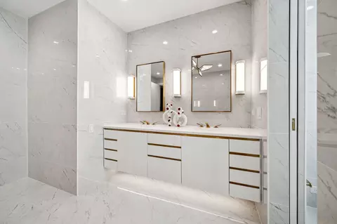 Bath - 1017 N Dearborn St, Chicago, IL 60610 photo 4 of 7