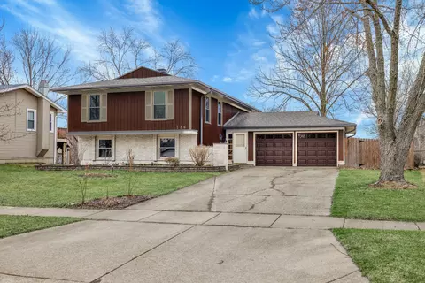 186 Lockwood Ln, Bloomingdale, IL 60108