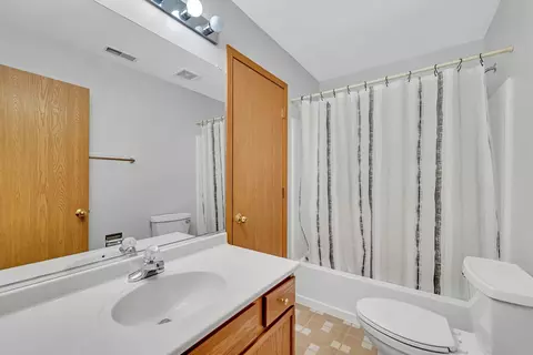 Bath - 1849 Mappold Way #1849, Joliet, IL 60435 photo 2 of 3