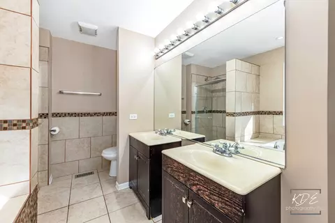 Bath - 1801 Olde Mill Rd, Plainfield, IL 60586 photo 2 of 4