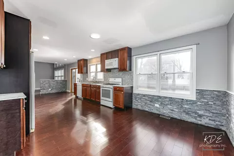 Kitchen - 1801 Olde Mill Rd, Plainfield, IL 60586 photo 1 of 3