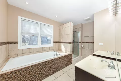 Bath - 1801 Olde Mill Rd, Plainfield, IL 60586 photo 3 of 4