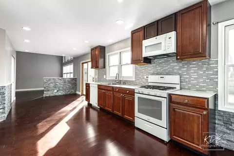 Kitchen - 1801 Olde Mill Rd, Plainfield, IL 60586 photo 2 of 3