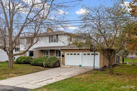 1316 N Millstream Dr, Mchenry, IL 60050