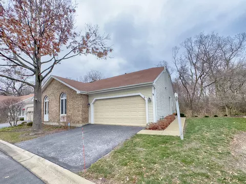 5 White Oak Ln, Elgin, IL 60123