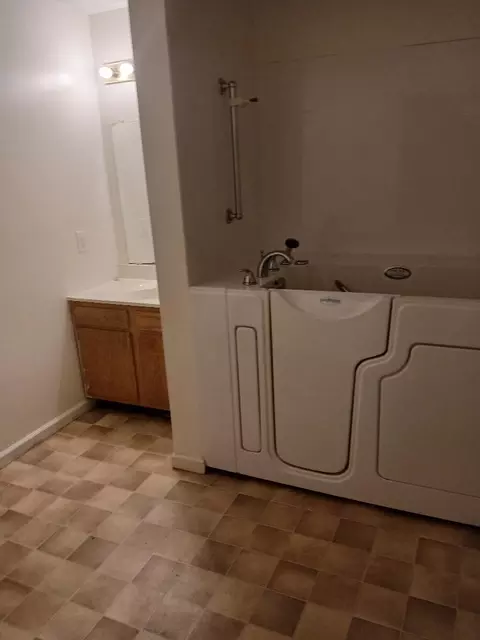 Bath - 1405 Edwards St, Springfield, IL 62703 photo 1 of 1