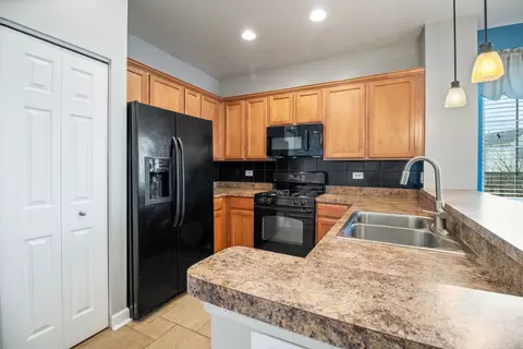 Kitchen - 820 Daniel Dr #0, Minooka, IL 60447 photo 2 of 2