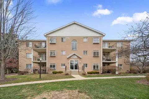 466 S President St #201-3, Carol Stream, IL 60188