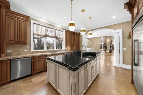 3888 Maple Ave, Northbrook, IL 60062 photo 9