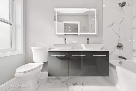 Bath - 1352 W 112th Pl, Chicago, IL 60643 photo 2 of 3