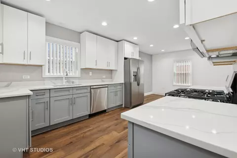 Kitchen - 1352 W 112th Pl, Chicago, IL 60643 photo 3 of 4