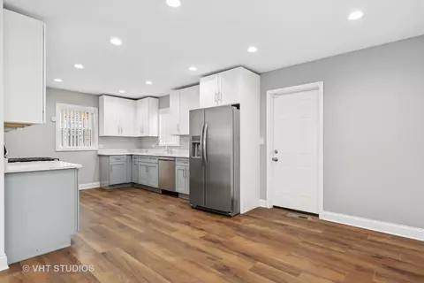 Kitchen - 1352 W 112th Pl, Chicago, IL 60643 photo 4 of 4