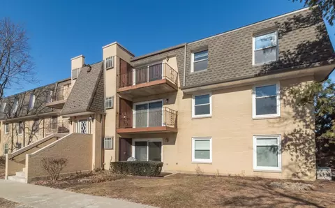 814 N River Rd #2D, Mount Prospect, IL 60056