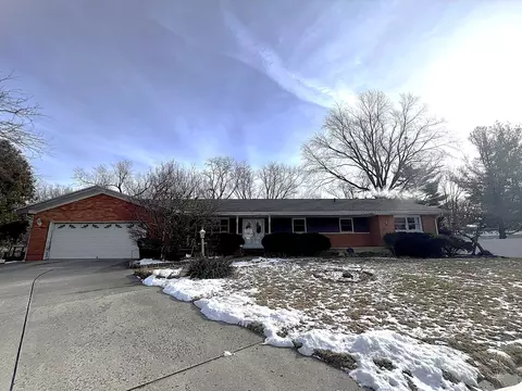 12 Thomas Dr, Normal, IL 61761